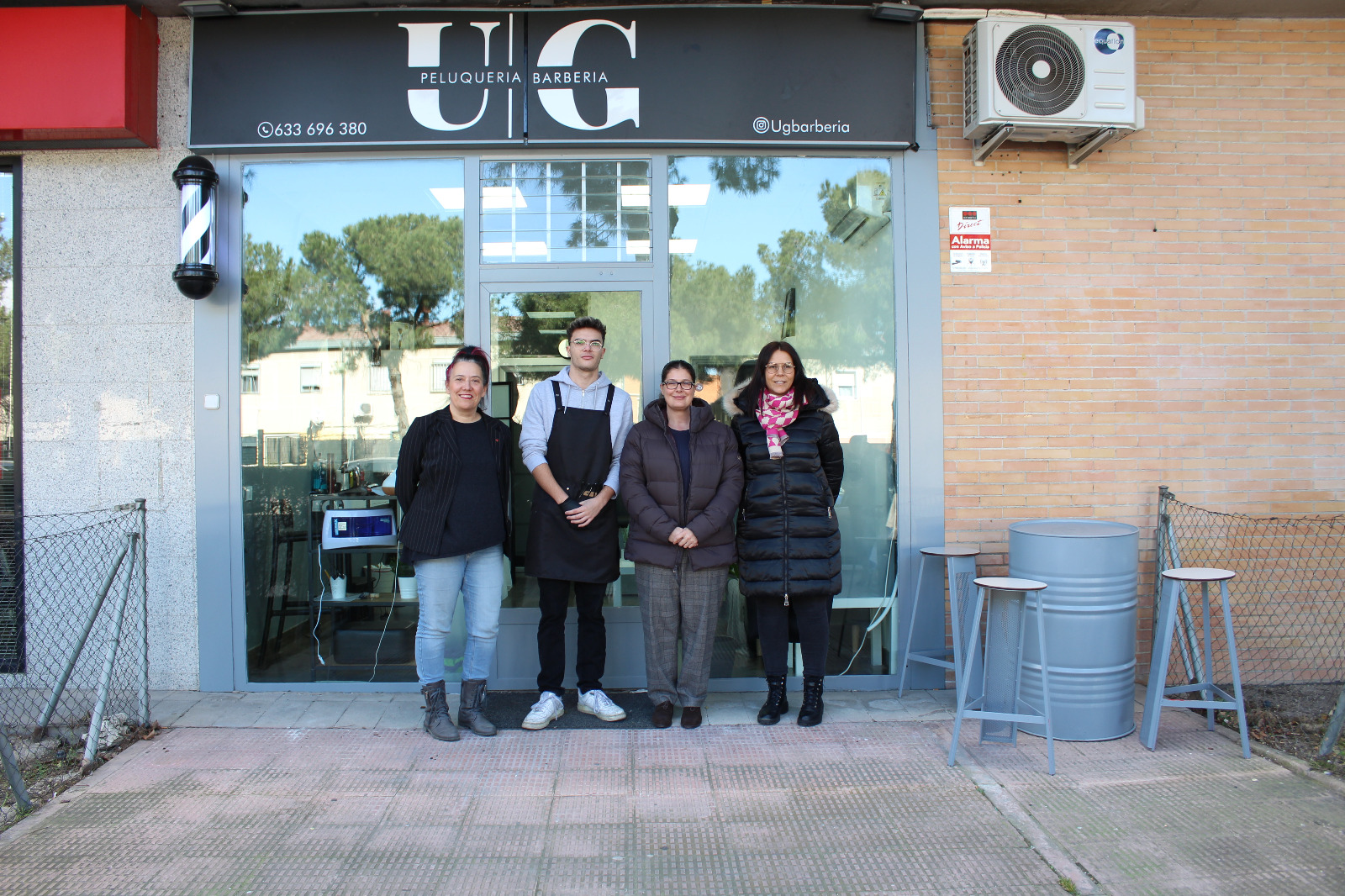 Texto Alternativo: La Alcaldesa visita la peluquería y barbería UG