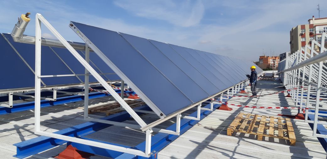 Texto Alternativo: La piscina Las Cumbres contará con nuevos paneles solares y un novedoso sistema de depuración del agua más ecológico y menos contaminante