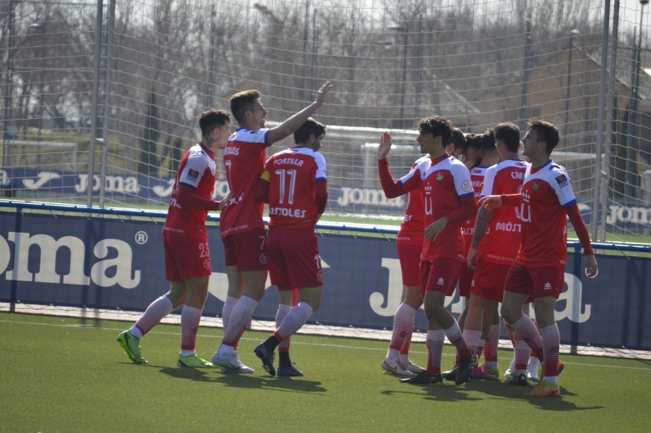 Texto Alternativo: Victoria contundente del CD Móstoles frente al Getafe B para alzarse a la tercera posición
