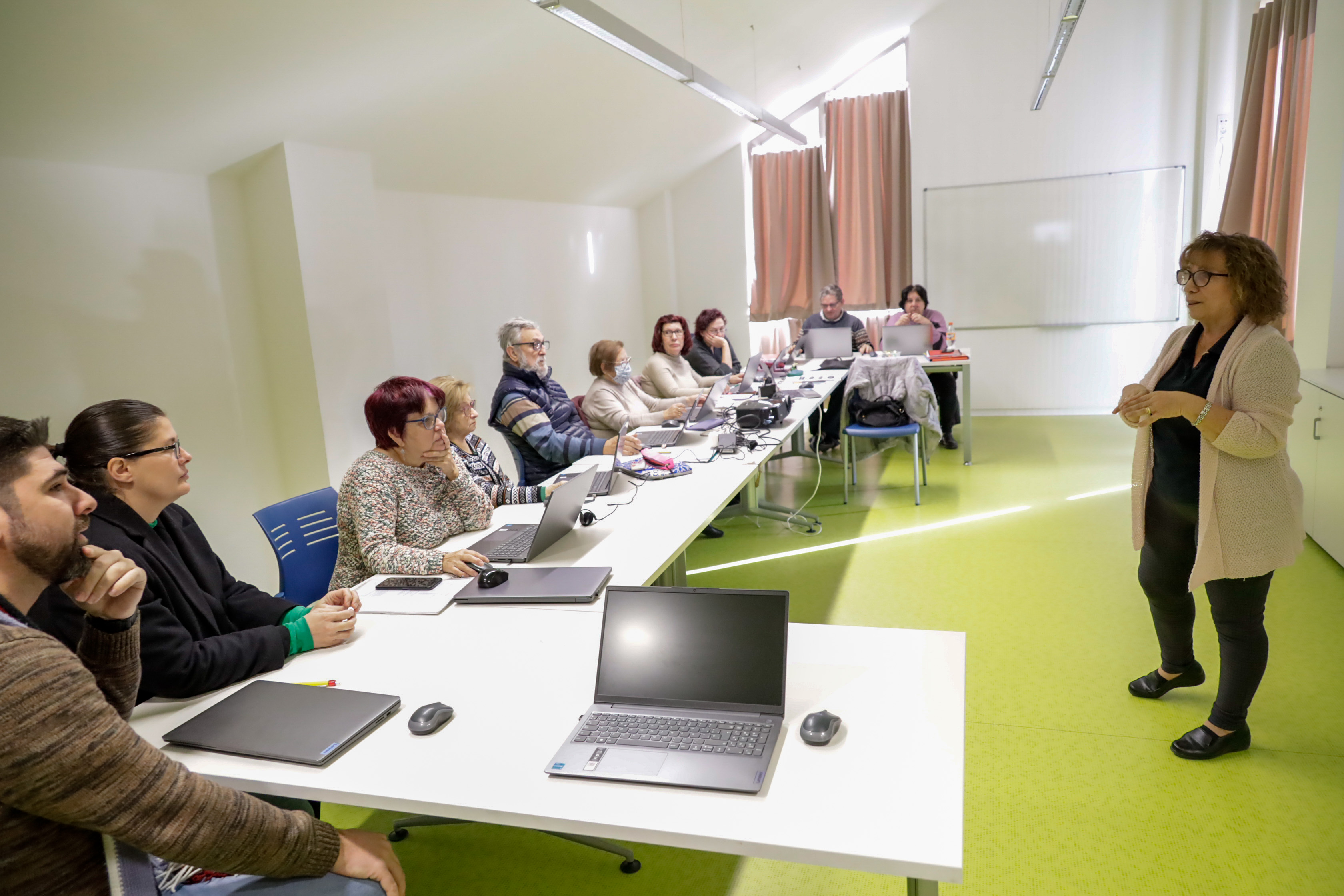 Texto Alternativo: Vecinas y vecinos de Móstoles asisten a cursos de informática para reforzar su autonomía en el uso de nuevas tecnologías
