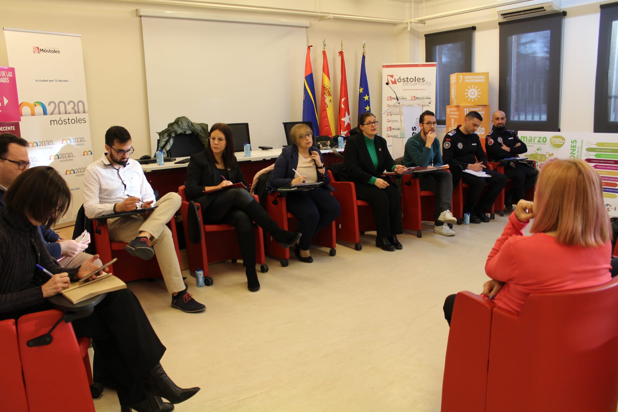 Texto Alternativo: La Alcaldesa escucha a las vecinas y vecinos de los barrios en torno al Hospital Universitario de Móstoles en una nueva Asamblea Vecinal Abierta