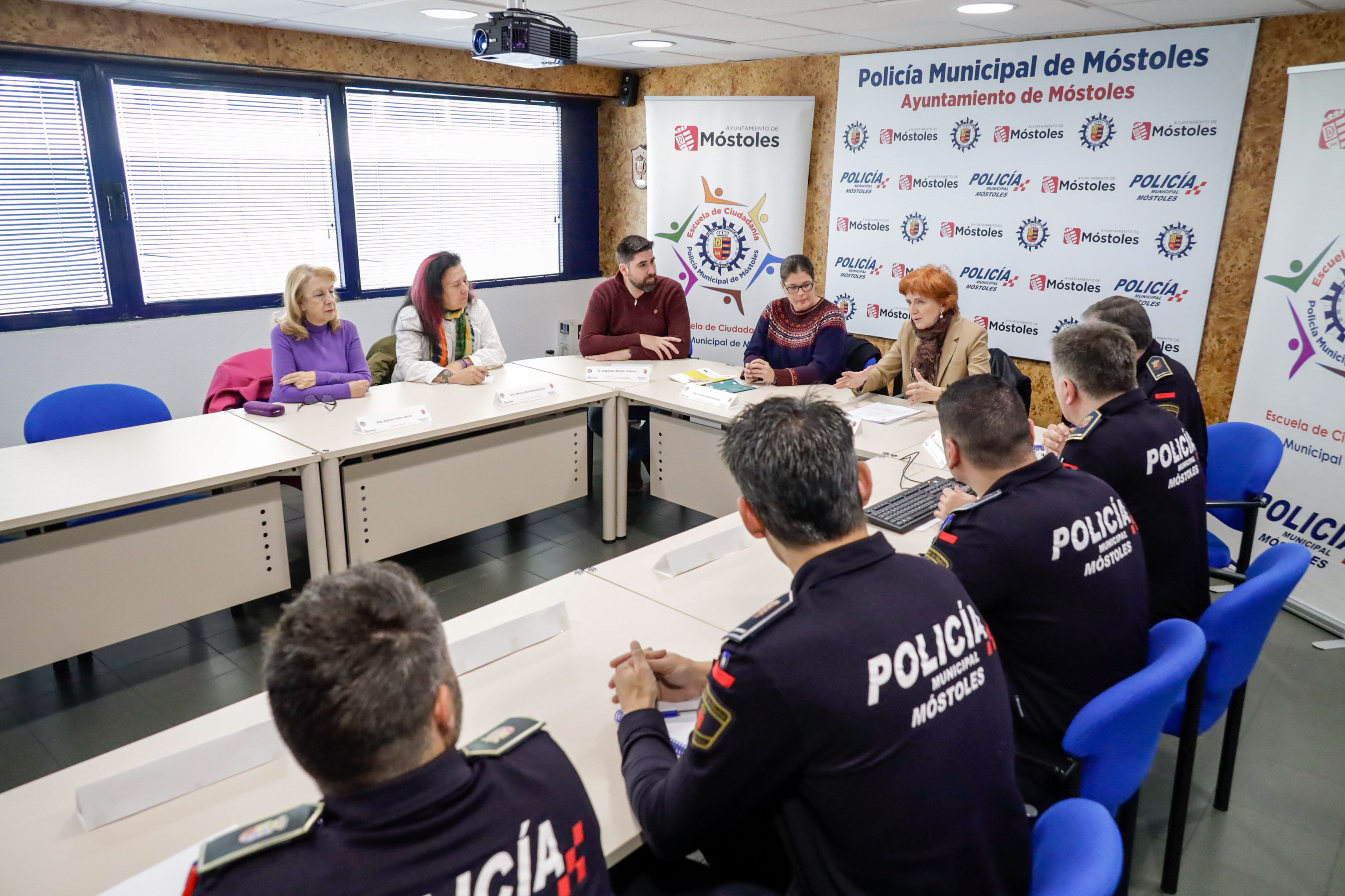 Texto Alternativo: La Policía Municipal de Móstoles presenta el proyecto CISDO para luchar contra los delitos de odio