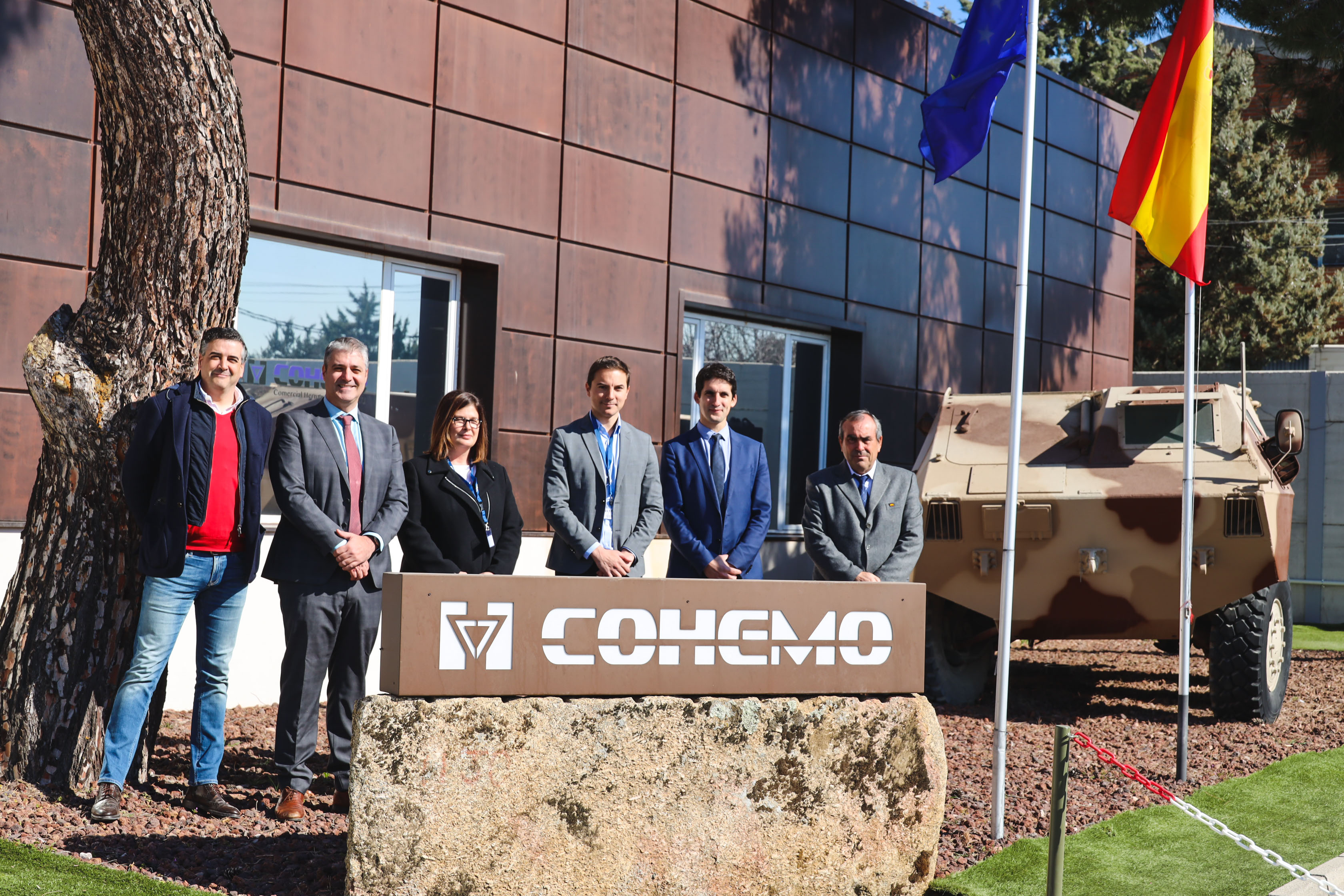 Texto Alternativo: La Alcaldesa visita la empresa mostoleña COHEMO, que trabaja en el mantenimiento de carros de combate para el Ejército de Tierra