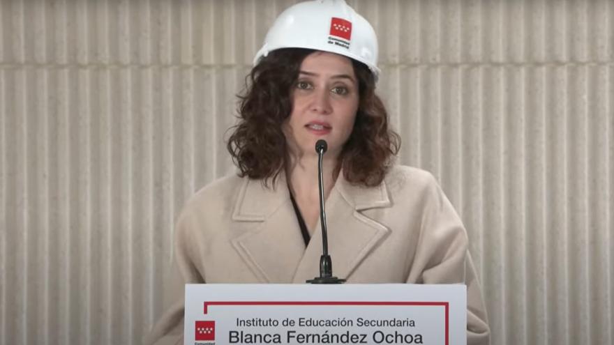 Texto Alternativo: Díaz Ayuso anuncia la apertura de colegios públicos en días no lectivos durante el curso escolar para ayudar a conciliar a las familias madrileñas