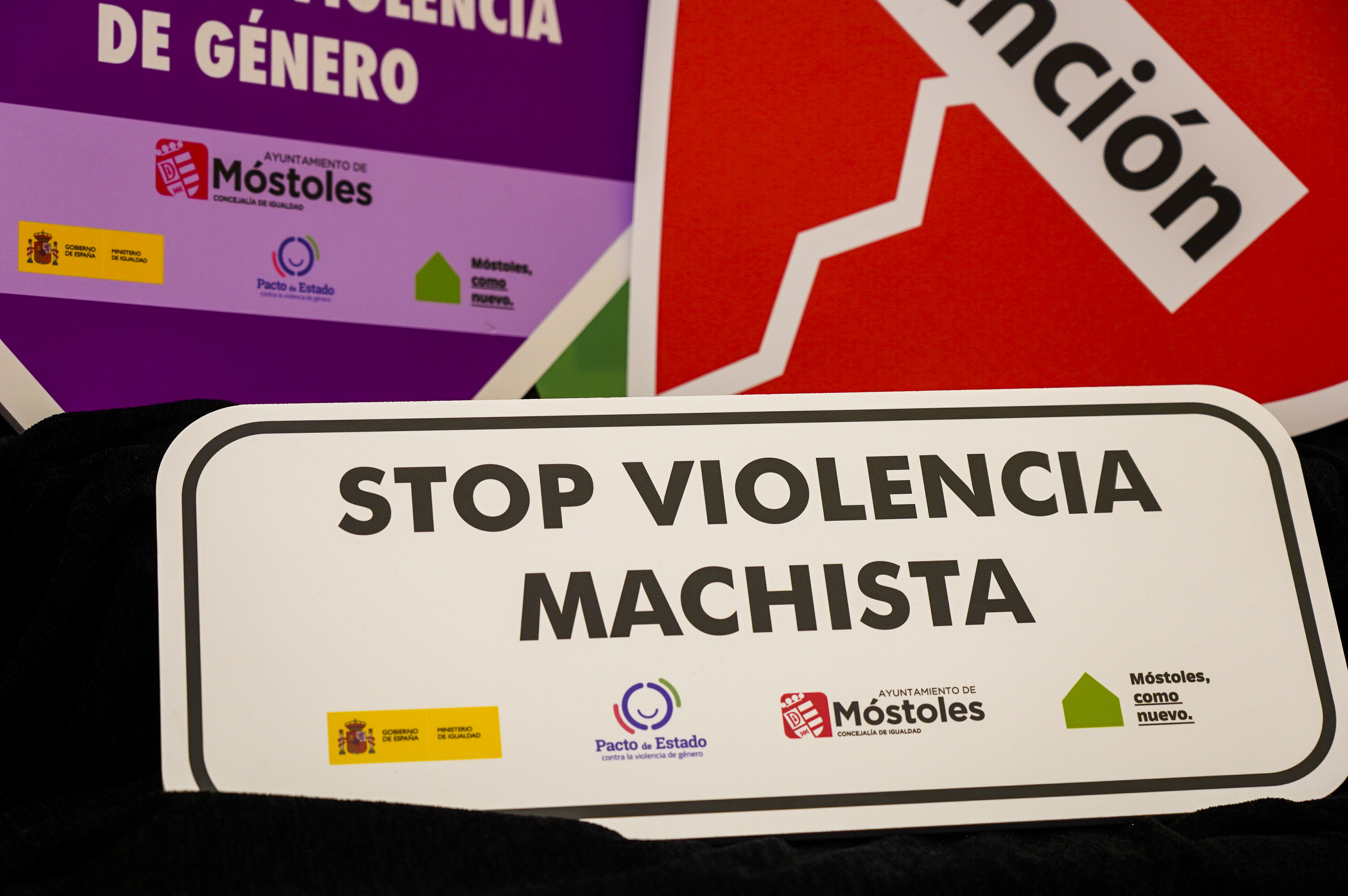 Texto Alternativo: Móstoles instala señales en la vía pública con mensajes contra la violencia machista