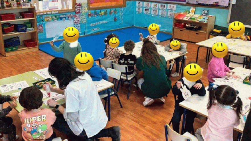 Texto Alternativo: El Centro de Salud Getafe Norte enseña hábitos saludables a escolares de 3 años mediante cuentos y juegos