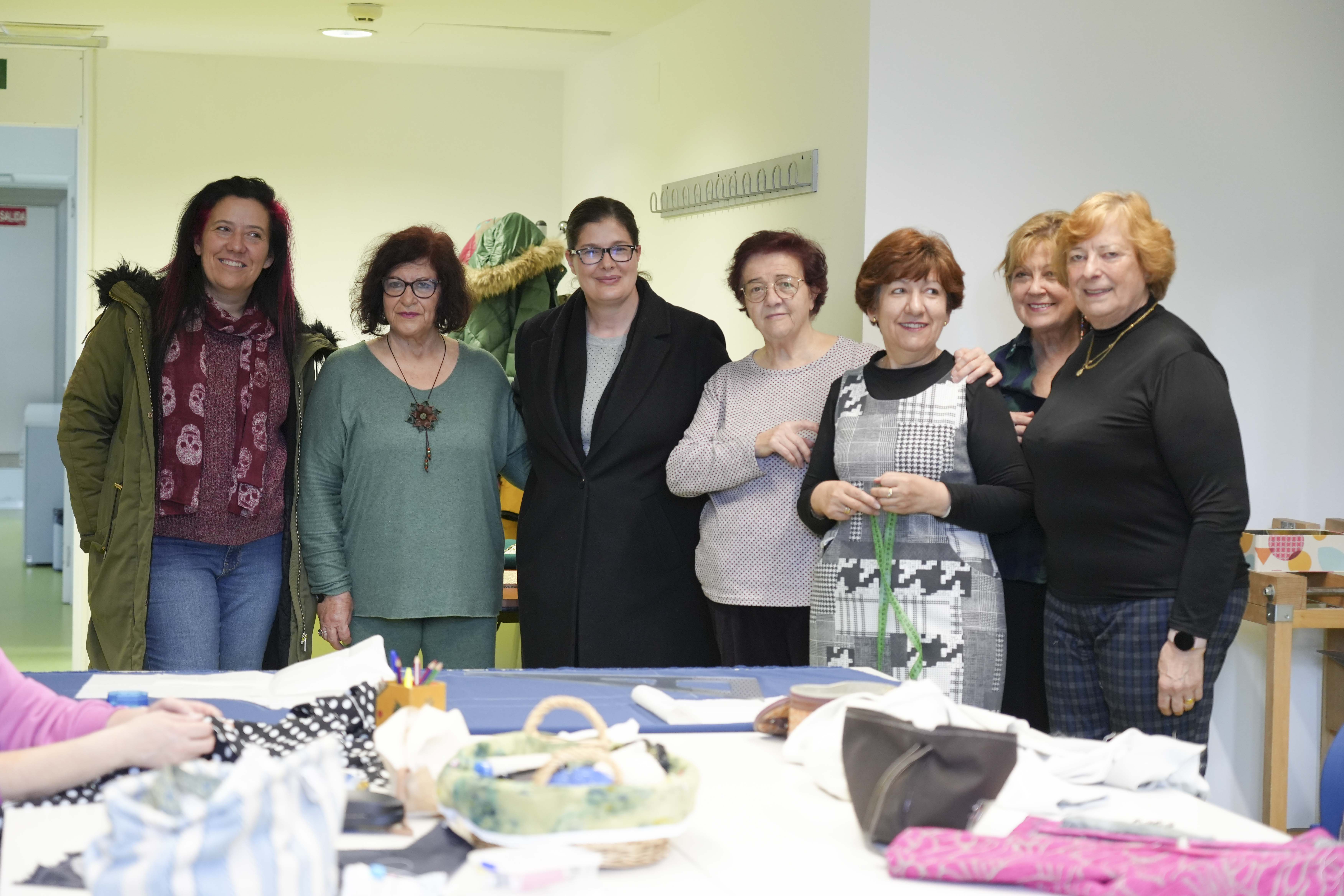 Texto Alternativo: Vecinas y vecinos de Móstoles aprenden técnicas de tejido de tapices y alfombras a través de la Asociación ATAR