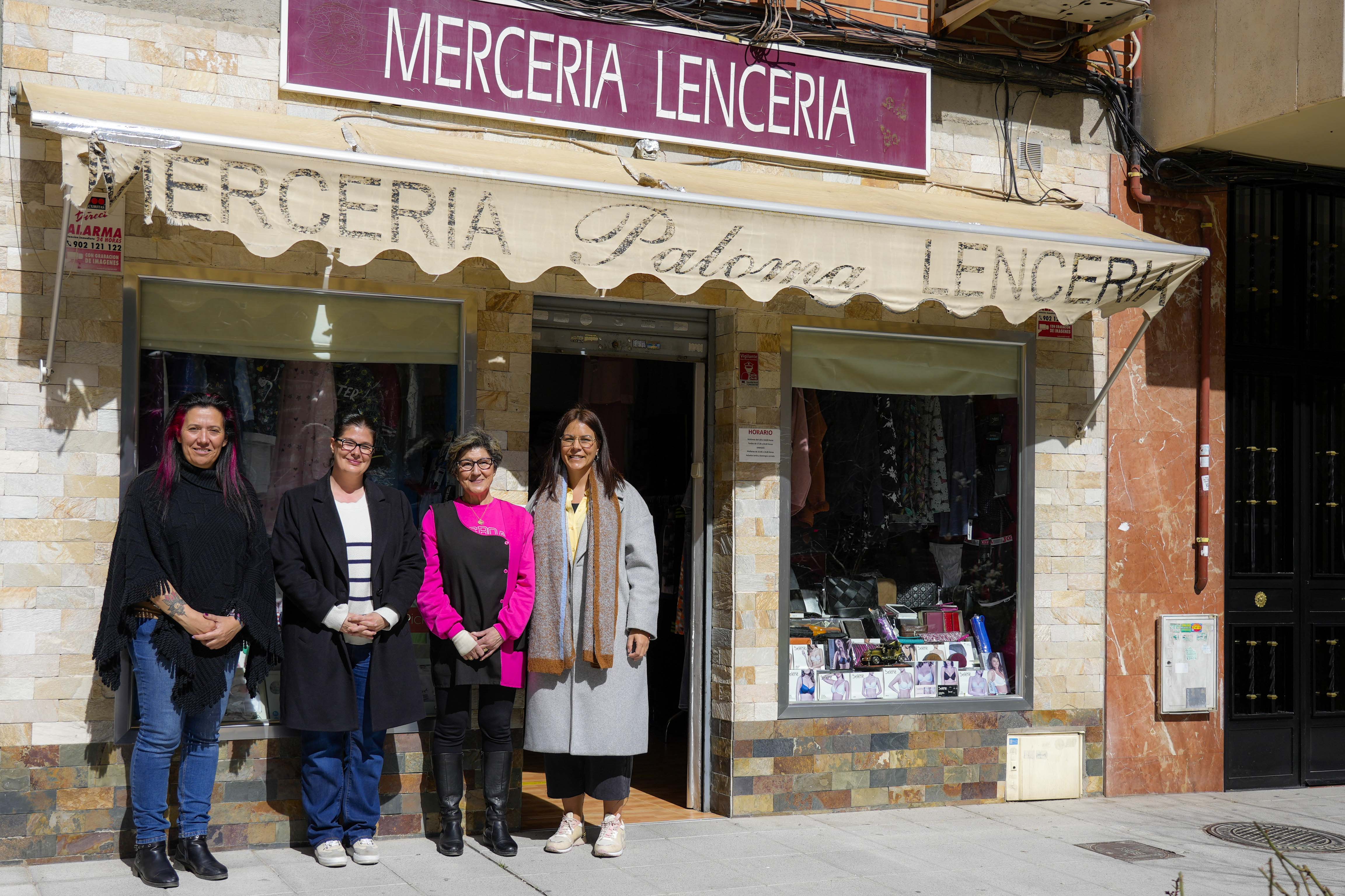 Texto Alternativo: La Alcaldesa visita la mercería y lencería Paloma