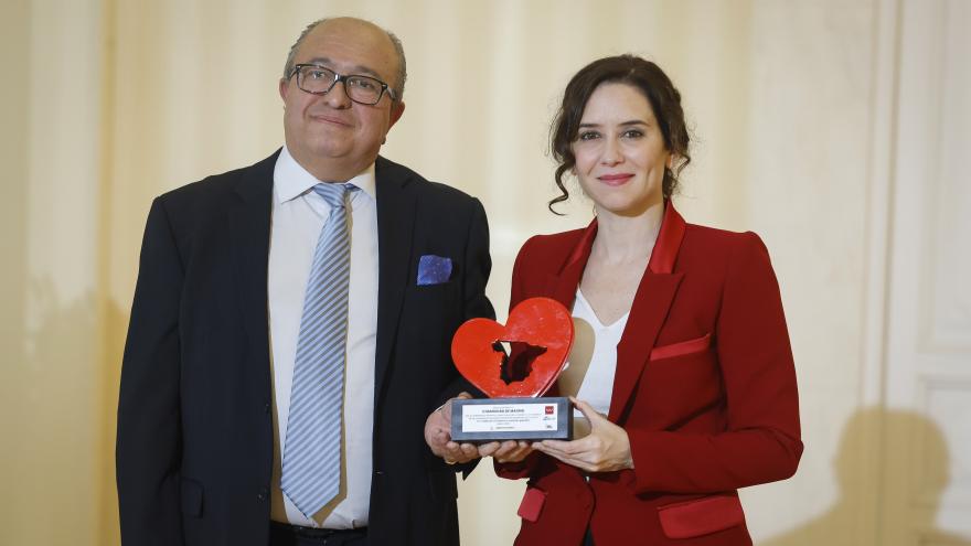 Texto Alternativo: Díaz Ayuso recibe el Premio España en el Corazón de ASEDEF por la labor de la Comunidad de Madrid durante la pandemia del COVID-19