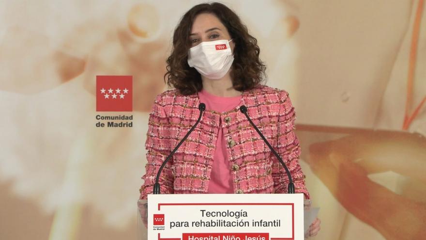 Texto Alternativo: Díaz Ayuso anuncia el uso pionero de exoesqueletos diseñados para la rehabilitación de niños en hospitales públicos de la Comunidad de Madrid