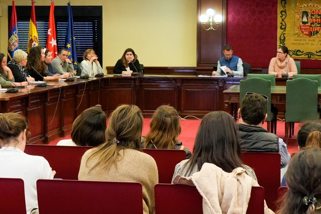 Texto Alternativo: La Alcaldesa se reúne con representantes de las Asociaciones de Madres y Padres de Alumnos de Móstoles