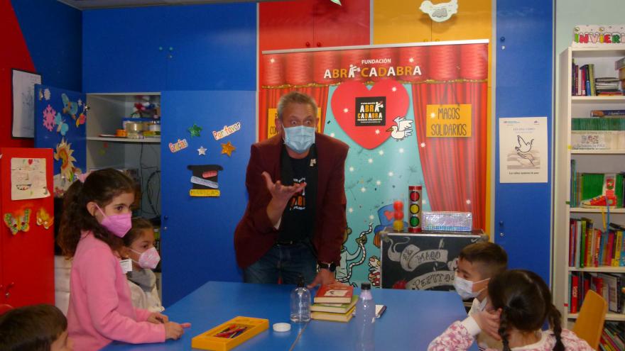 Texto Alternativo: La magia visita a los niños ingresados en la Unidad de Pediatría del Hospital Fundación Alcorcón