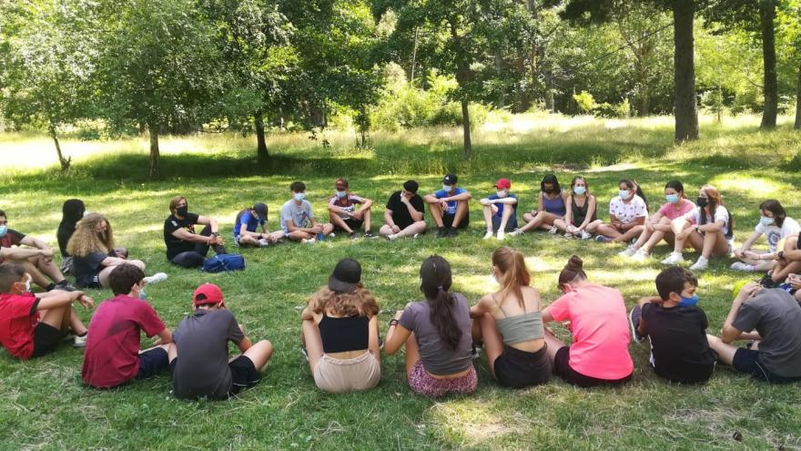 Texto Alternativo: La Comunidad de Madrid ofrece casi un millar de plazas en campamentos para jóvenes durante este verano