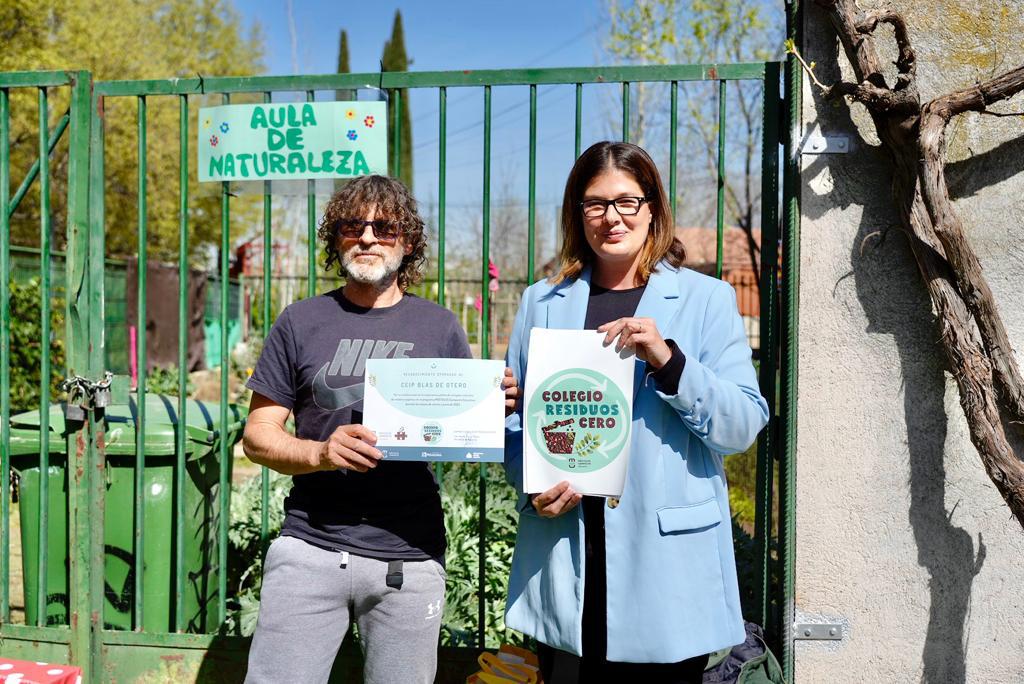 Texto Alternativo: Los colegios del programa piloto Móstoles Composta Educativo reciben el distintivo ambiental Colegio Residuos Cero