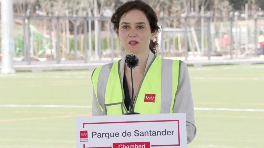Texto Alternativo: Díaz Ayuso conoce la remodelación del Parque de Santander, lista para finales de mayo con el doble de espacio para el deporte y 55.000 m2 de zonas verdes
