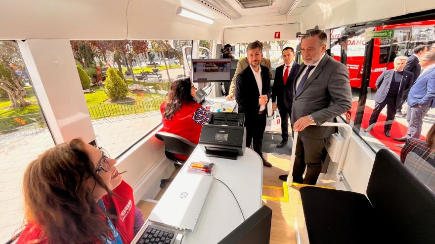 Texto Alternativo: La Comunidad de Madrid estrena el Servicio de Oficinas Móviles que facilita los trámites administrativos a los ciudadanos