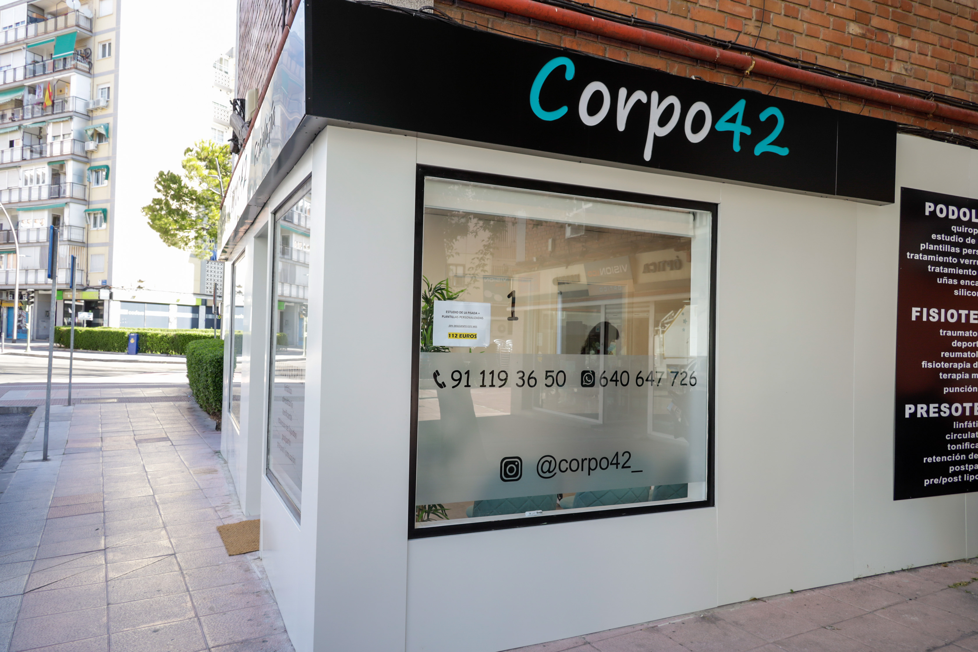 Texto Alternativo: La Alcaldesa visita el Centro de Fisioterapia y Podología Corpo42