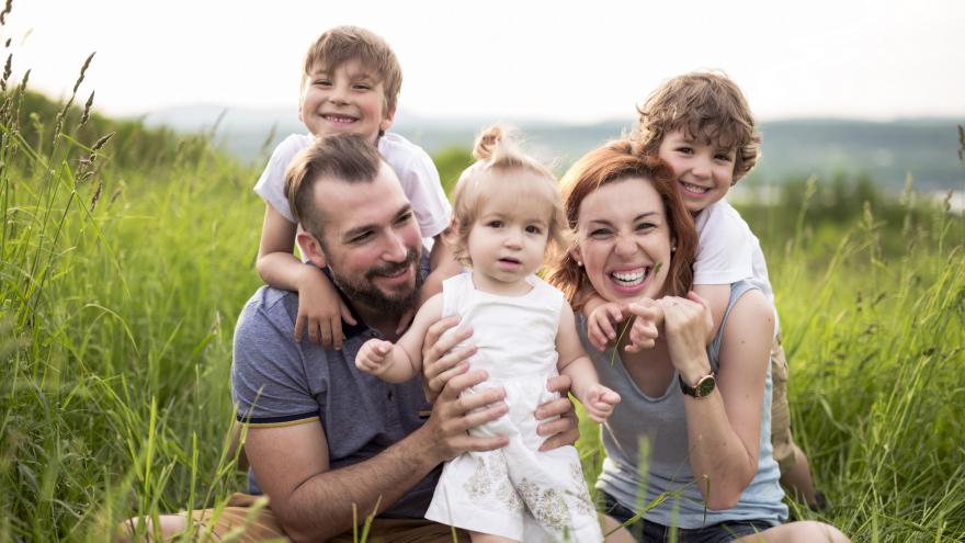 Texto Alternativo: La Comunidad de Madrid aprueba la renovación automática del título de familia numerosa hasta que el menor de los hijos cumpla 26 años