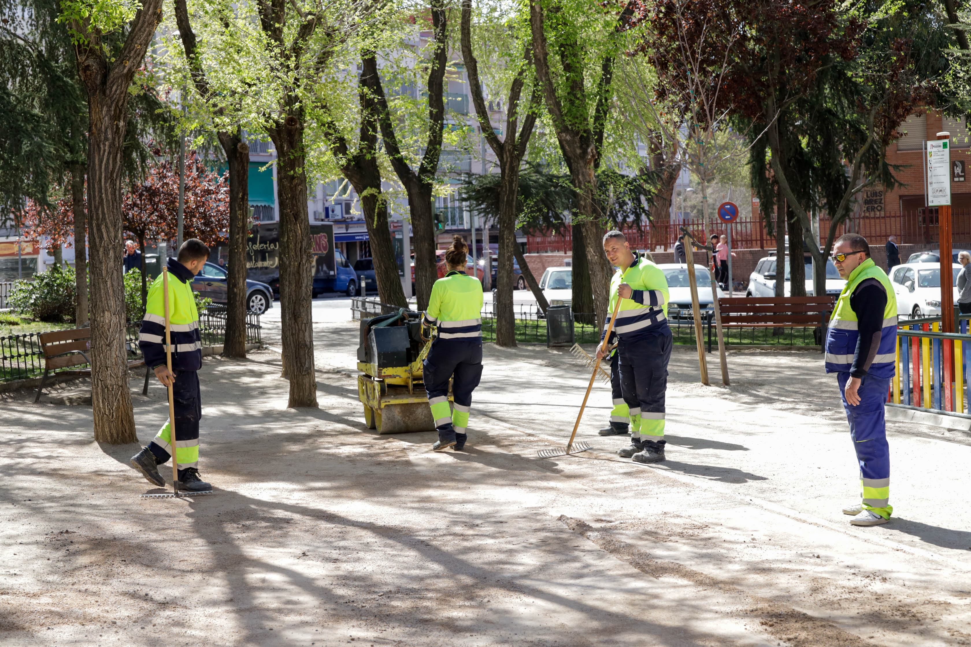 Texto Alternativo: Los alumnos del Programa de Alternancia del Ayuntamiento de Móstoles y la Consejería de Economía, Hacienda y Empleo, realizan trabajos en diferentes áreas municipales
