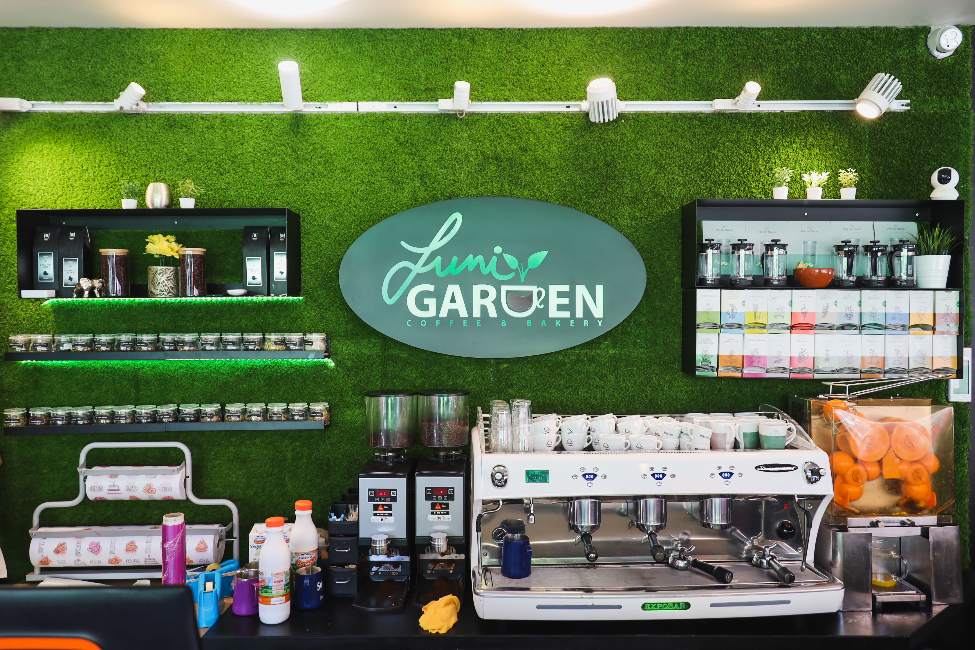 Texto Alternativo: La Alcaldesa visita la panadería y pastelería Luni Garden