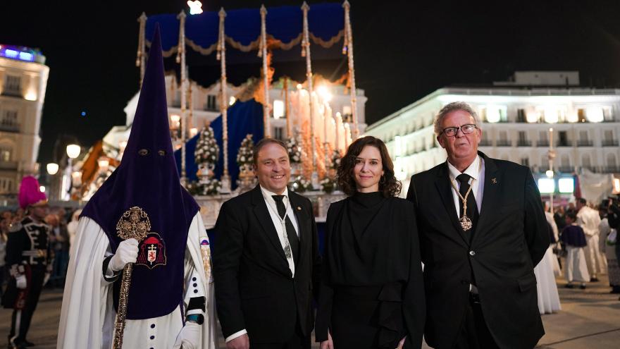 Texto Alternativo: Díaz Ayuso recibe a la procesión de Nuestro Padre Jesús de la Salud y María Santísima de las Angustias