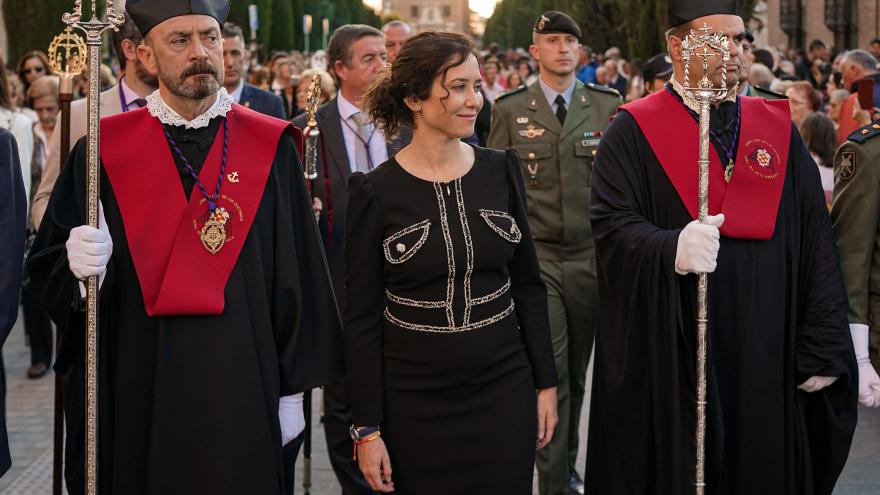 Texto Alternativo: Díaz Ayuso, en la procesión del Santísimo Cristo Universitario de los Doctrinos y Nuestra Señora de la Esperanza en Alcalá de Henares