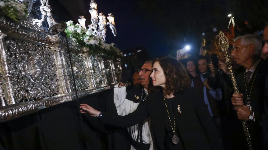 Texto Alternativo: Díaz Ayuso participa en la procesión del Santo Entierro de Parla