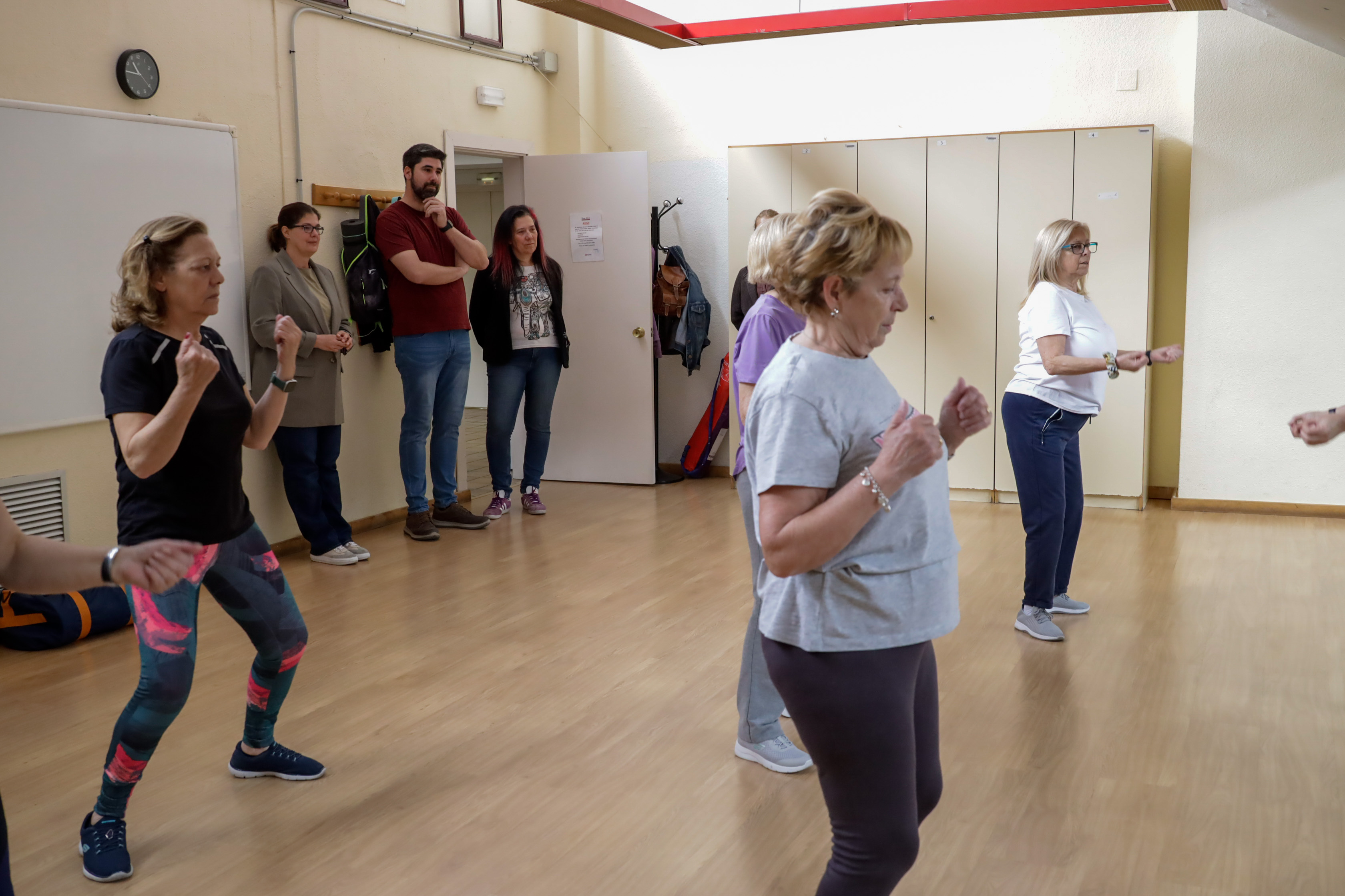 Texto Alternativo: La Alcaldesa visita el curso de pilates de la Asociación Agua Viva