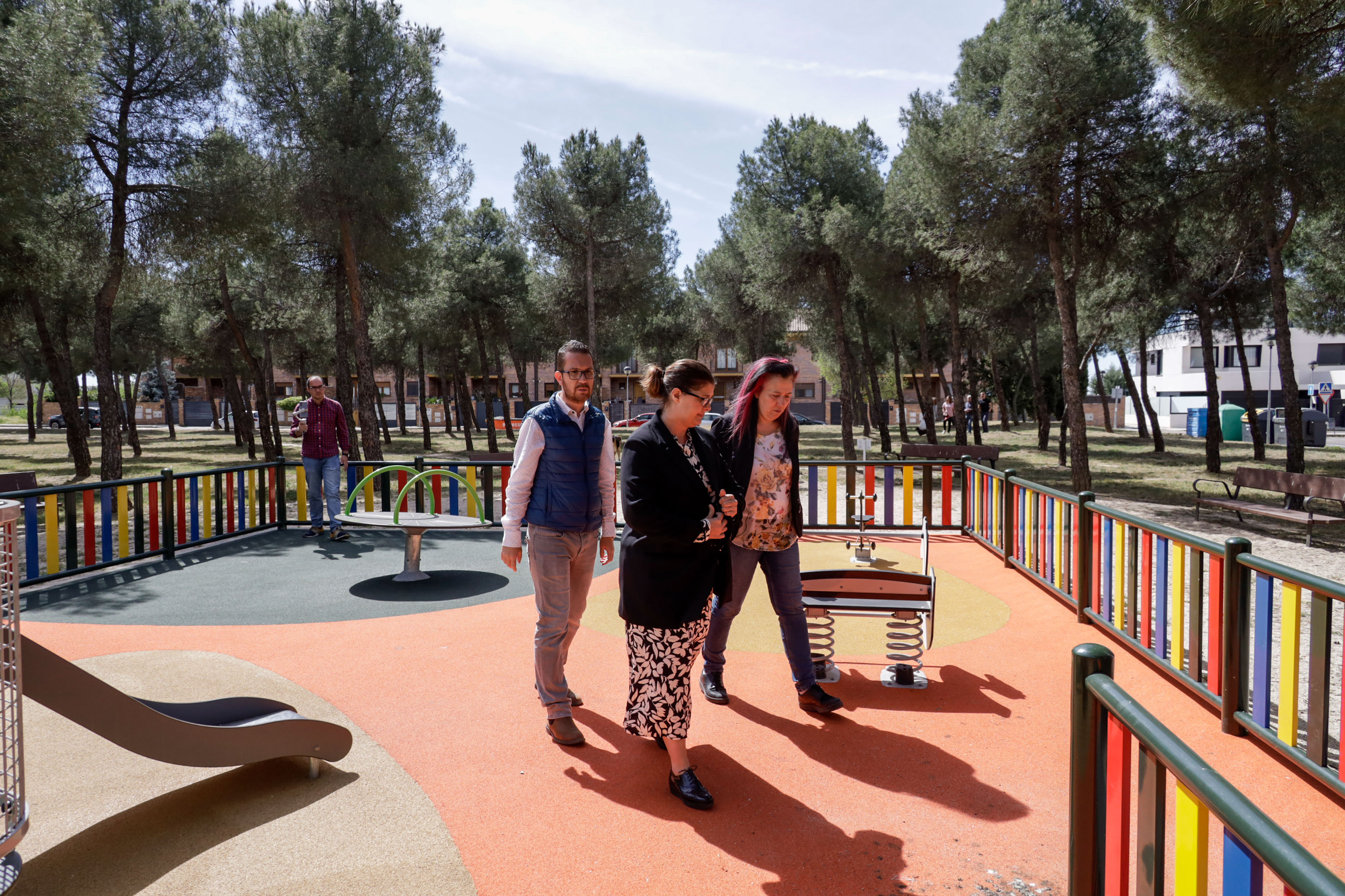 Texto Alternativo: La Alcaldesa visita el parque infantil instalado en el pinar de Siete Picos