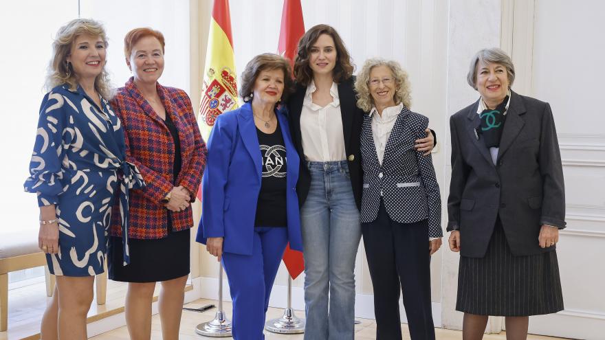 Texto Alternativo: Díaz Ayuso recibe a la Asociación del Secretariado Profesional de Madrid coincidiendo con su 35o aniversario