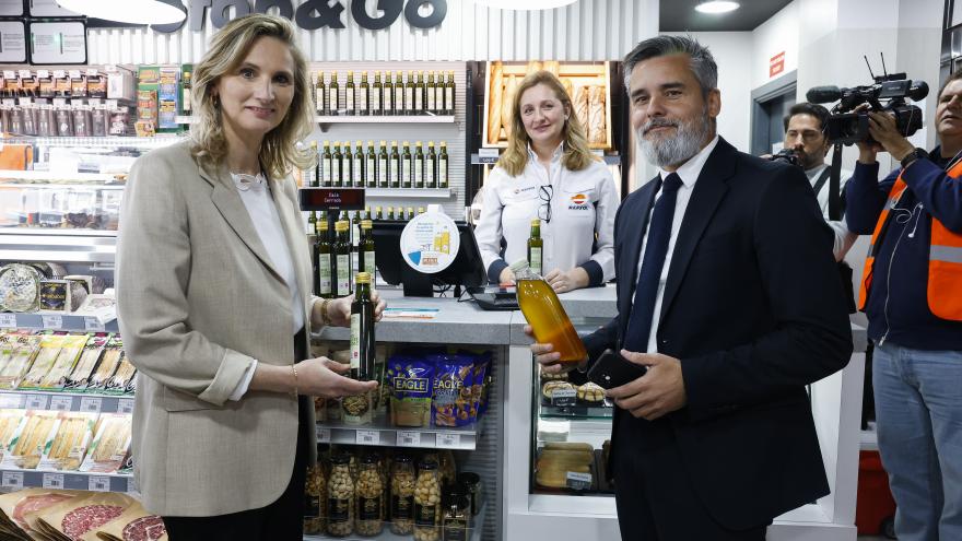 Texto Alternativo: La Comunidad participa en una campaña para animar a los madrileños a reciclar el aceite de cocina usado
