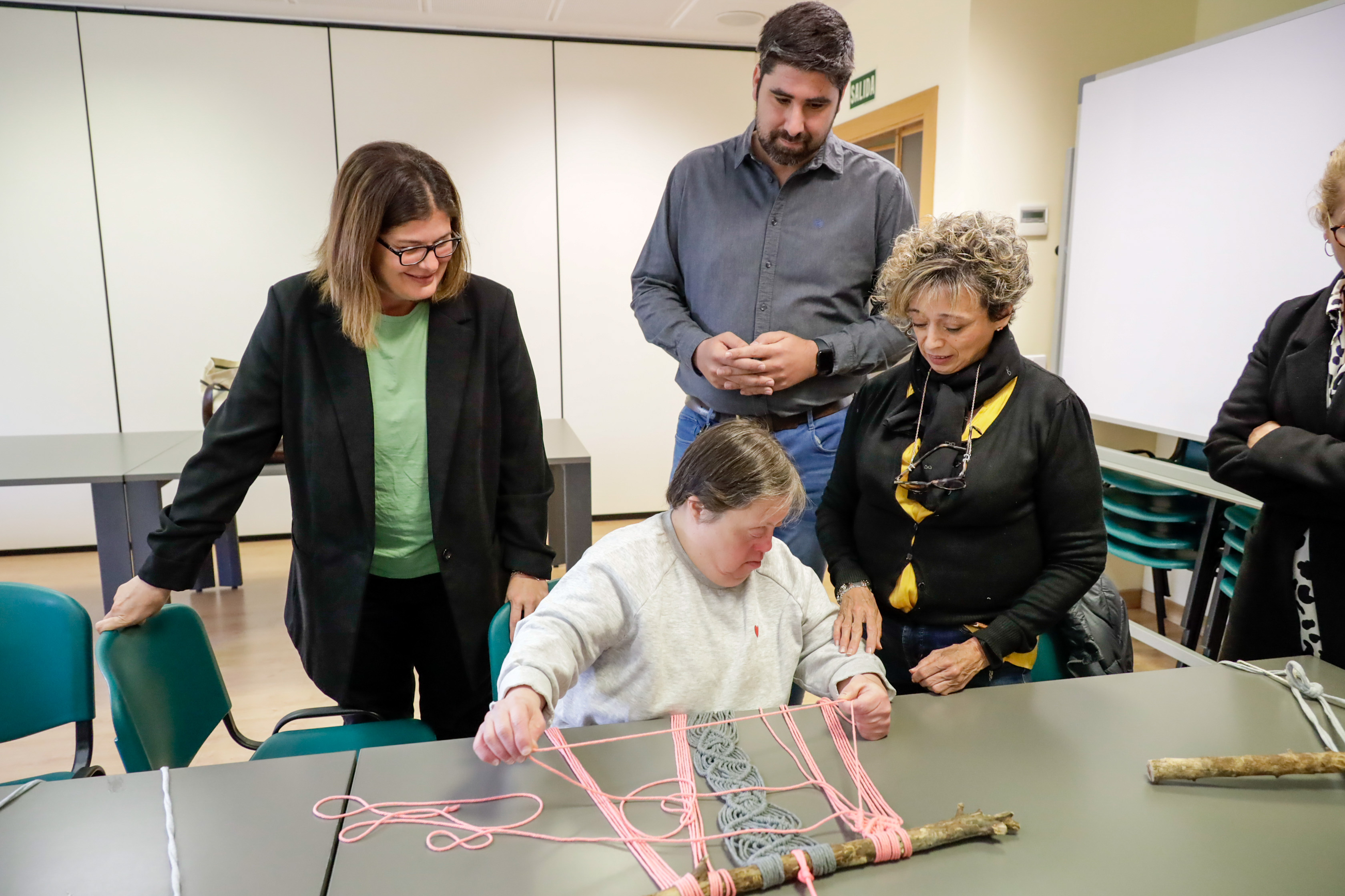 Texto Alternativo: La Alcaldesa visita el taller Así lo hacemos de la asociación AFANDEM