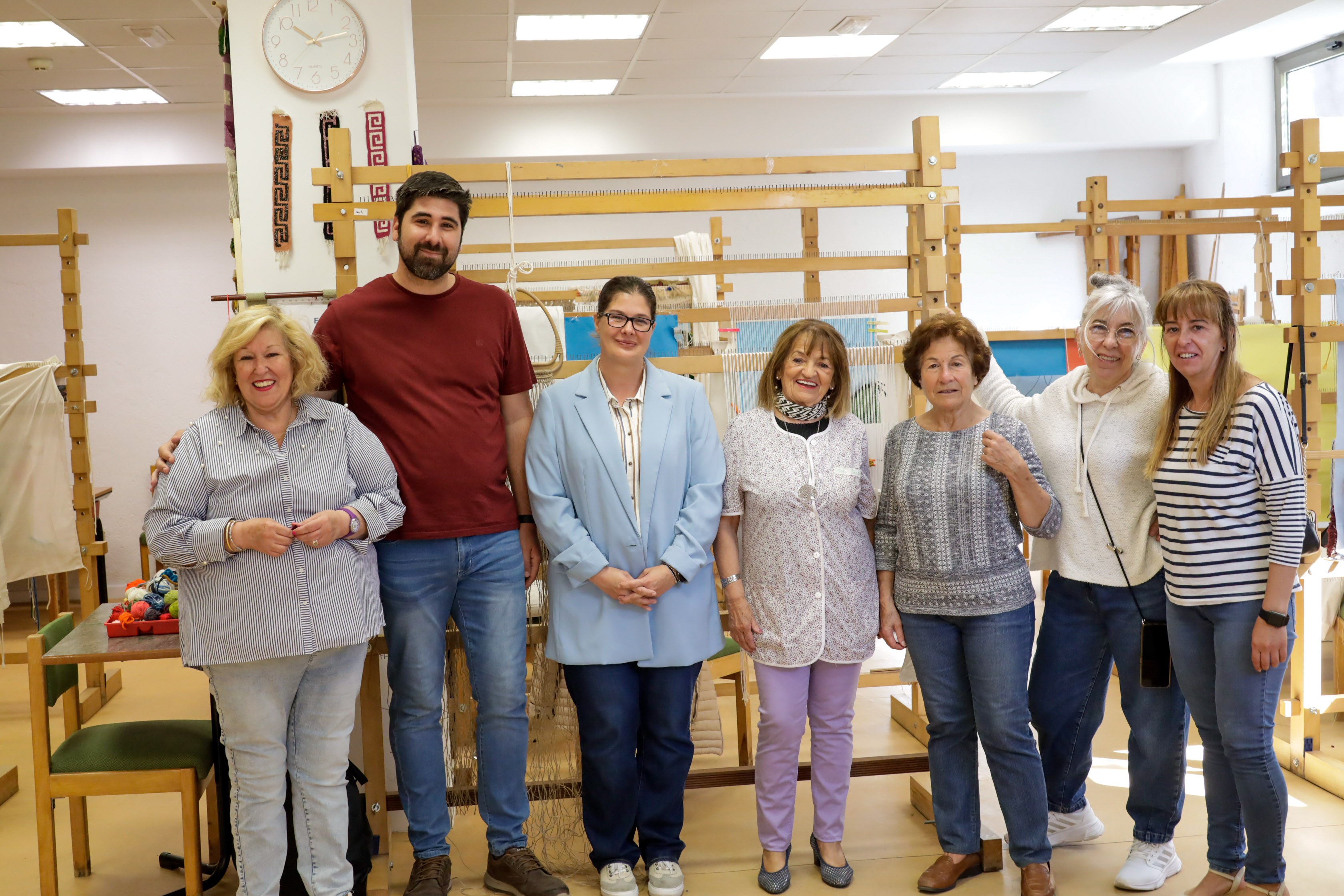 Texto Alternativo: La Alcaldesa visita el taller de tapices de la Asociación de Tejidos Artísticos ATAR