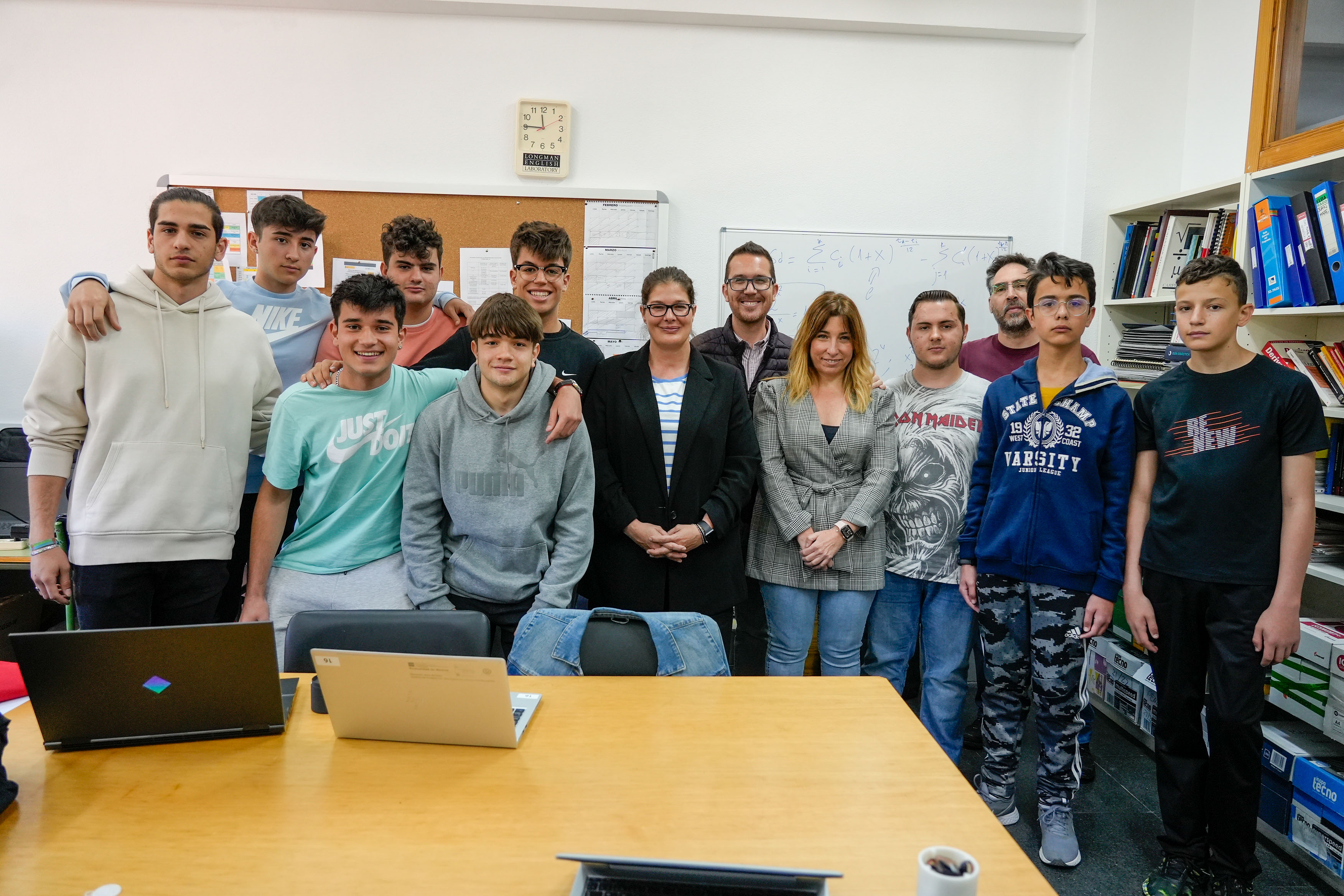 Texto Alternativo: Alumnos del IES Europa de Móstoles construyen su propio minisatélite espacial