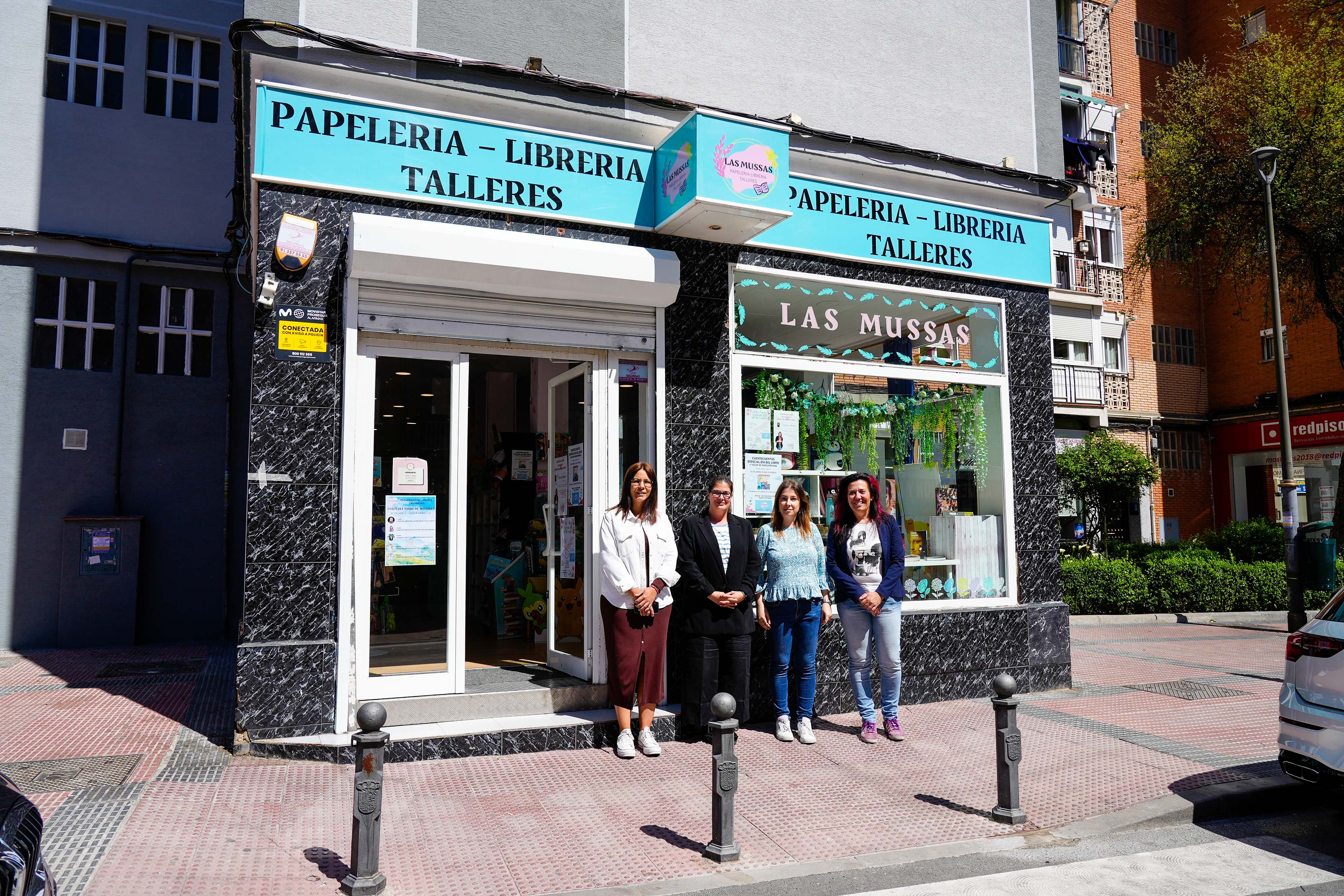 Texto Alternativo: La Alcaldesa visita la librería y papelería Las Mussas