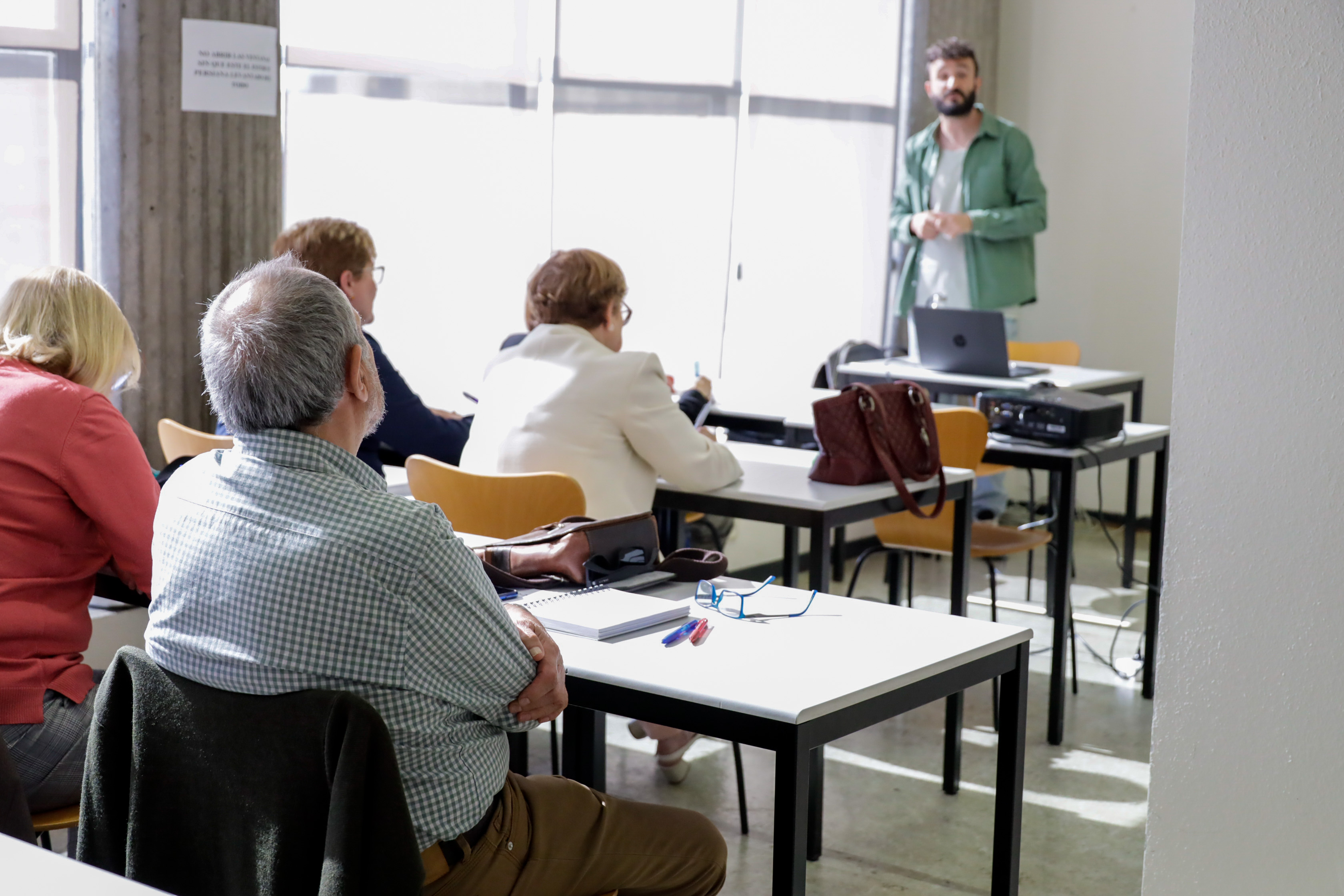 Texto Alternativo: Mostoleñas y mostoleños asisten a taller para conocer el Madrid de la Ilustración y el Romanticismo