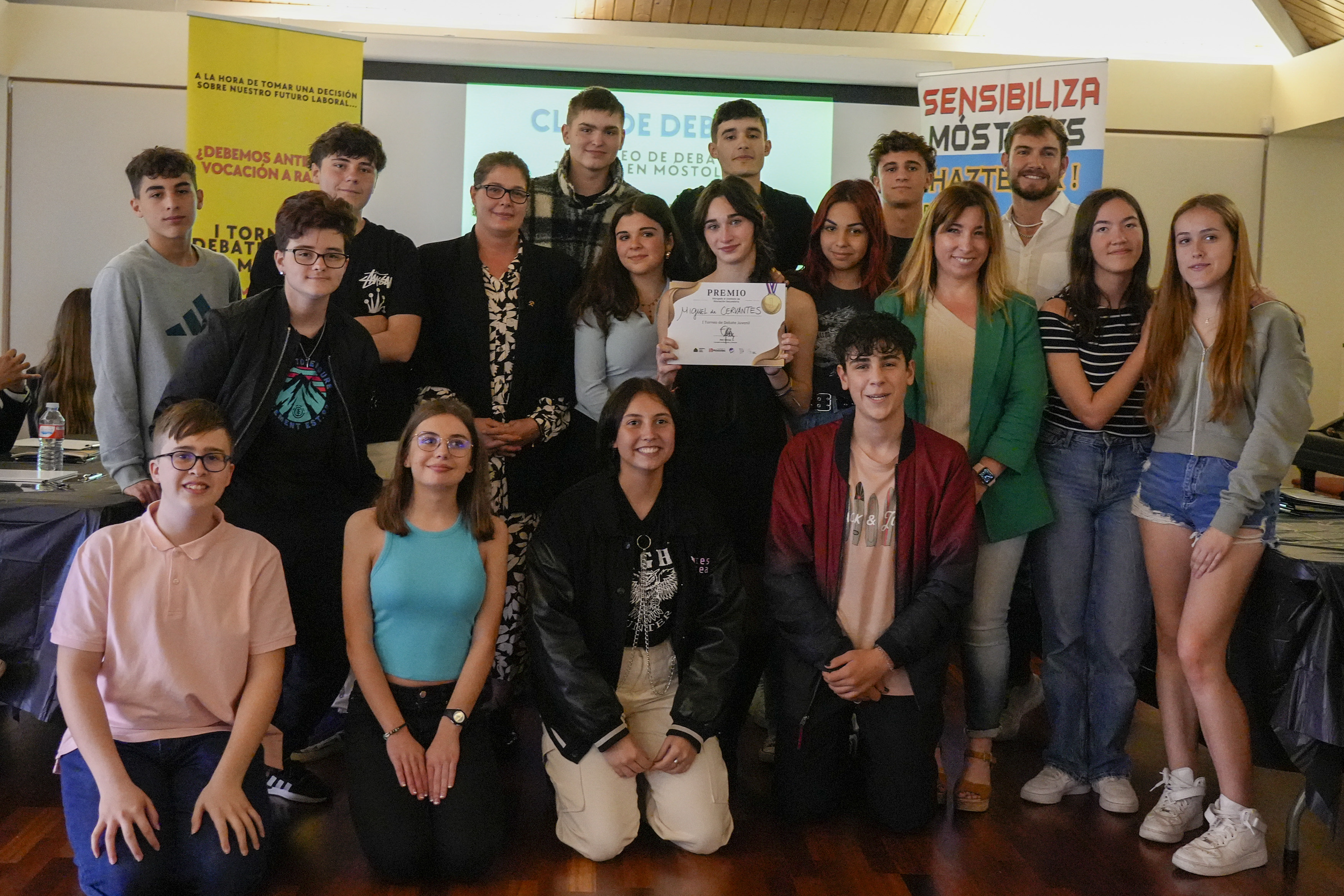Texto Alternativo: Las alumnas y alumnos del IES Miguel de Cervantes ganan el I Torneo de Debate Juvenil de Móstoles