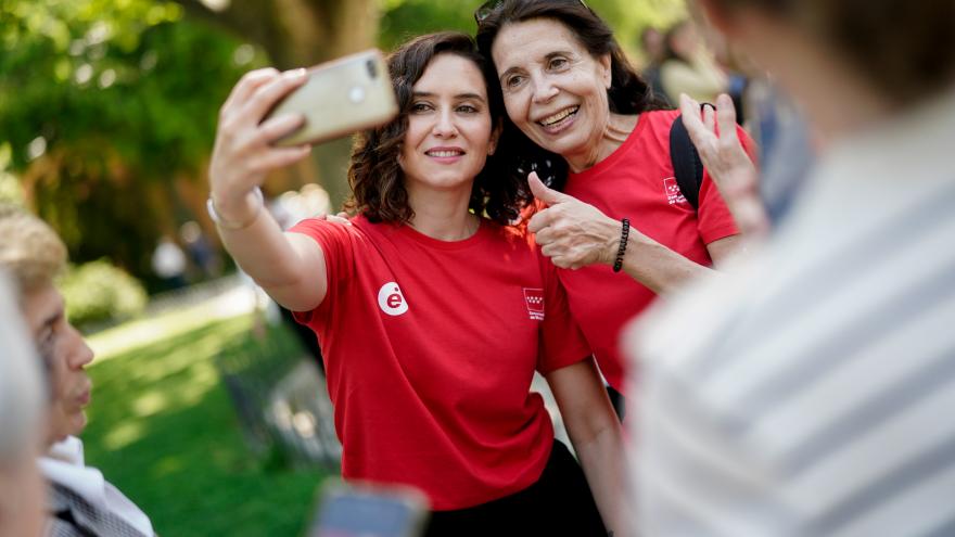 Texto Alternativo: Díaz Ayuso visita en El Retiro uno de los puntos de la Comunidad de Madrid con sesiones gratuitas de ejercicio físico para adultos en parques