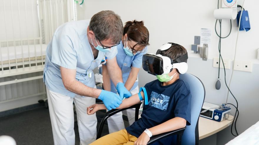Texto Alternativo: La Comunidad de Madrid aplica una terapia con ondas de choque en el Hospital del Tajo para mejorar la rehabilitación de los pacientes