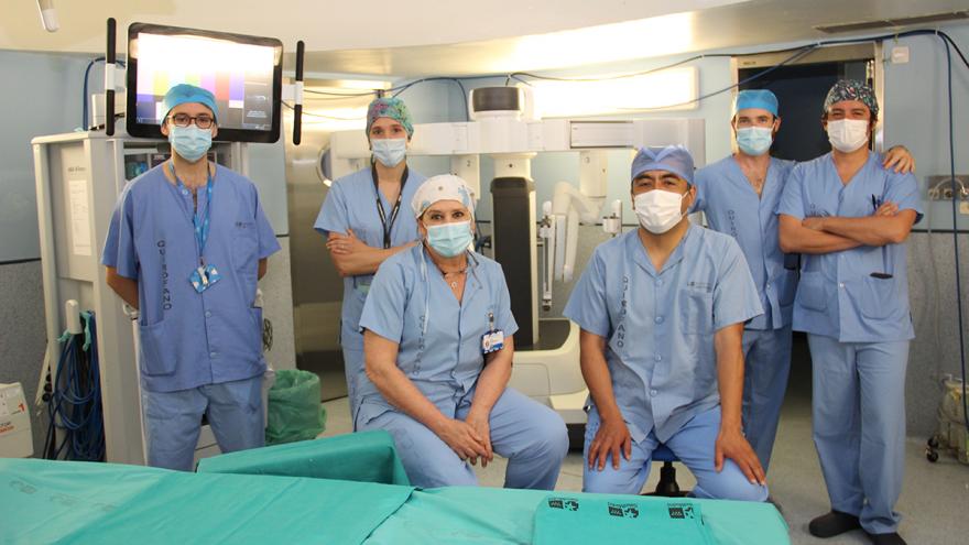 Texto Alternativo: Cirujanos pediátricos del Hospital Clínico San Carlos extirpan parte del pulmón de una adolescente con cirugía robótica