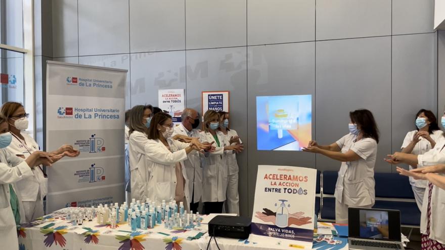 Texto Alternativo: El Hospital de La Princesa celebra el Día Mundial de la Higiene de Manos con una demostración colectiva