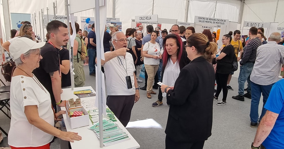 Texto Alternativo: Excelente acogida en el acto inaugural de la Feria de la Salud de Móstoles, con la asistencia de la Alcaldesa Noelia Posse