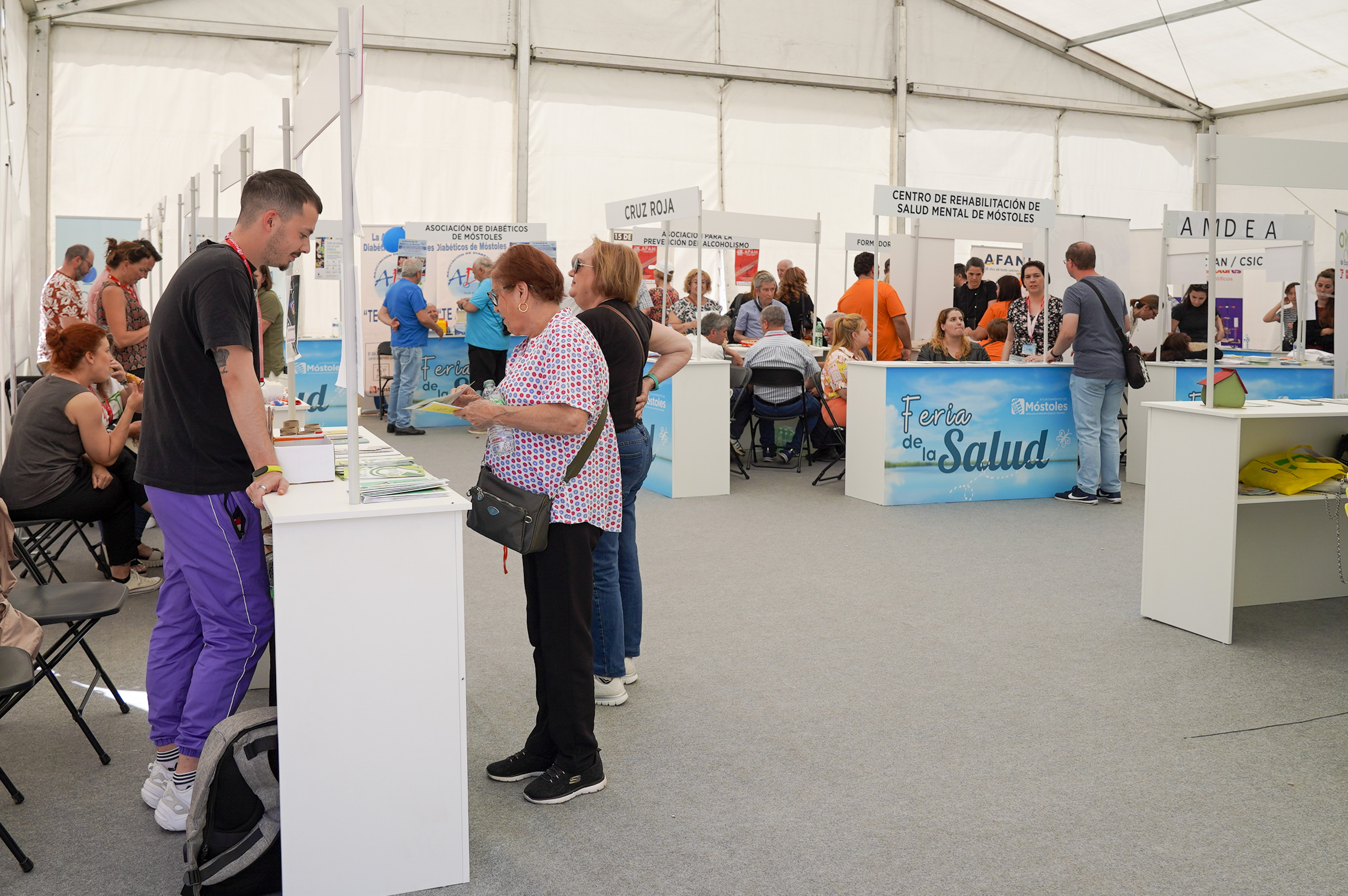 Texto Alternativo: La Alcaldesa visita la I Feria de la Salud que se lleva a cabo en Finca Liana