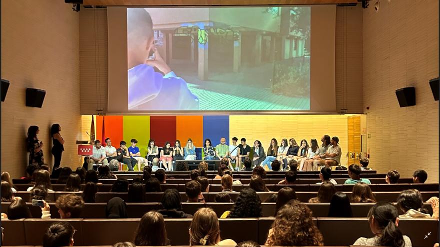 Texto Alternativo: La Comunidad de Madrid enseña a más de 140 estudiantes a explorar el paisaje cultural de la región a través de la fotografía