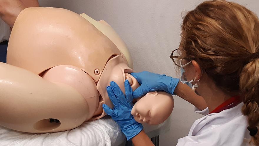 Texto Alternativo: El Hospital Clínico y la Universidad Complutense reúnen a 365 alumnos de Medicina para evaluar sus competencias clínicas