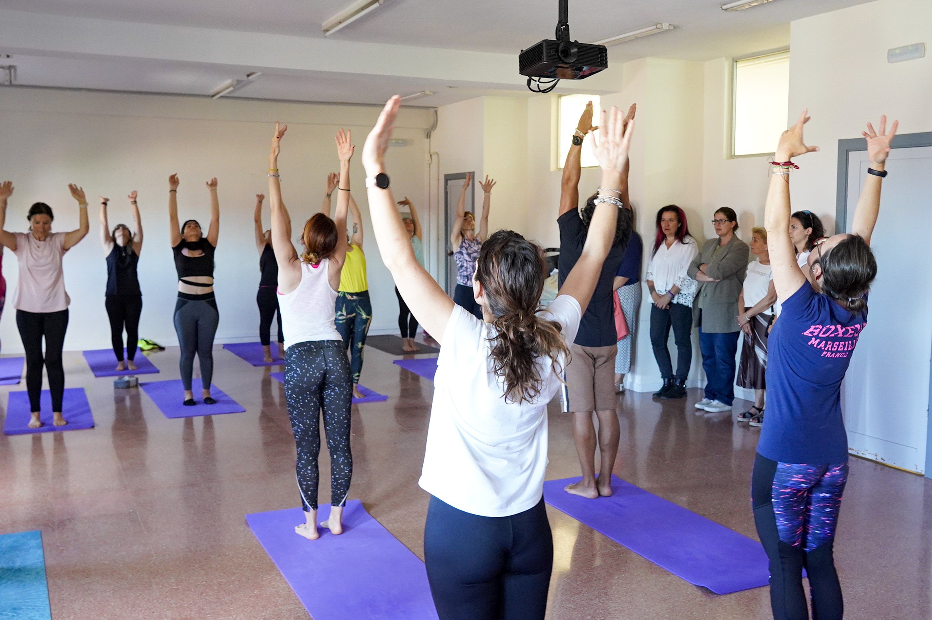 Texto Alternativo: Personas en desempleo se forman como instructores de yoga en Móstoles Desarrollo