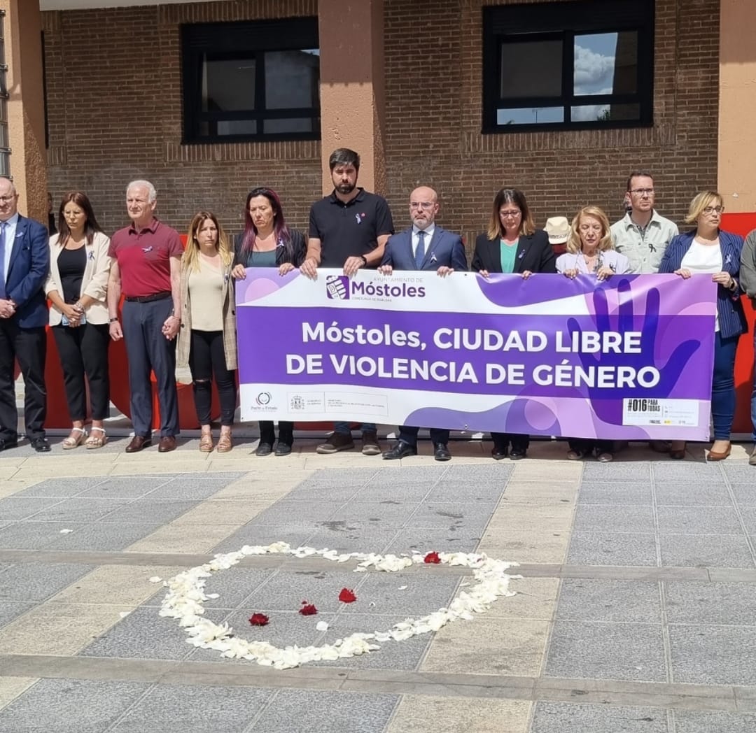 Texto Alternativo: Concentración, cinco minutos de silencio, banderas a media asta y 3 días de luto oficial por María víctima de la violencia machista