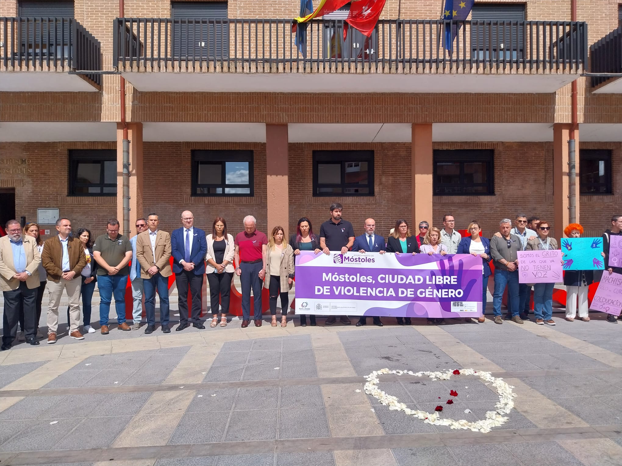 Texto Alternativo: Móstoles muestra su rotunda condena por el asesinato machista de María