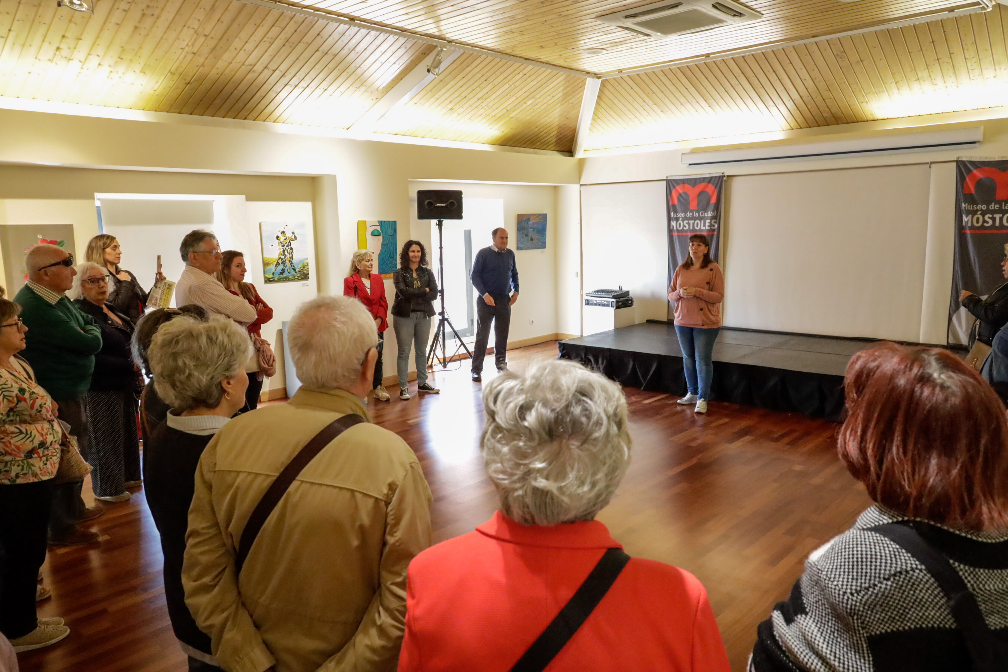Texto Alternativo: Los mayores de Móstoles exponen sus pinturas en el Museo de la Ciudad