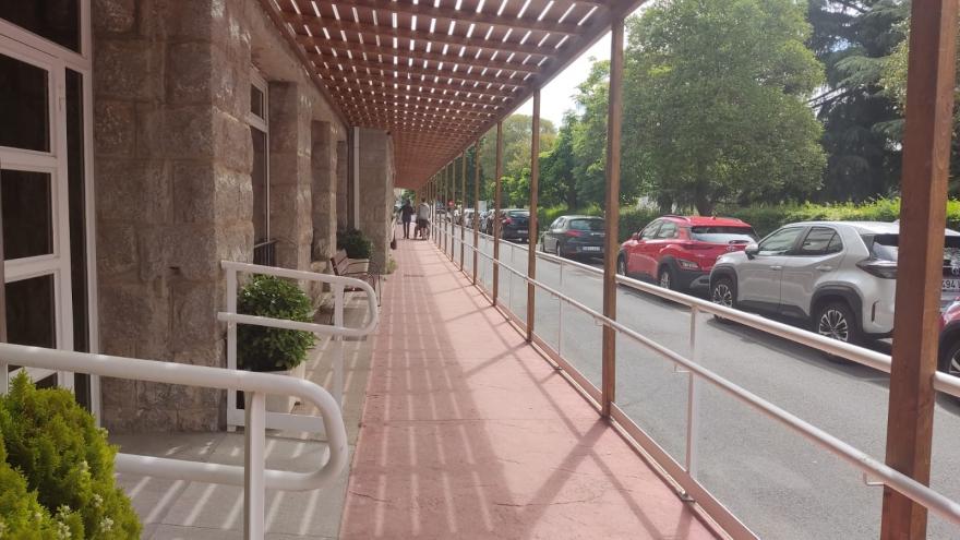 Texto Alternativo: El Hospital de Guadarrama instala una pérgola para la realización de ejercicios de rehabilitación en el exterior